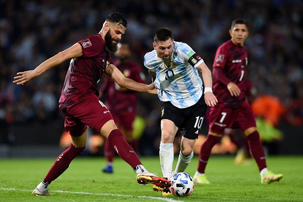 丹麦碾压智利，阿尔瓦雷斯统治全场