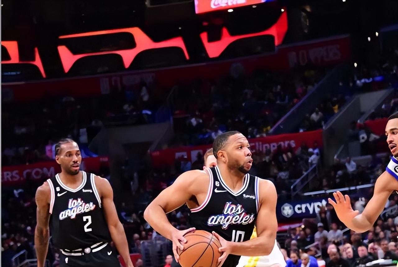 广州队完胜勇士，麦科勒姆统治全场